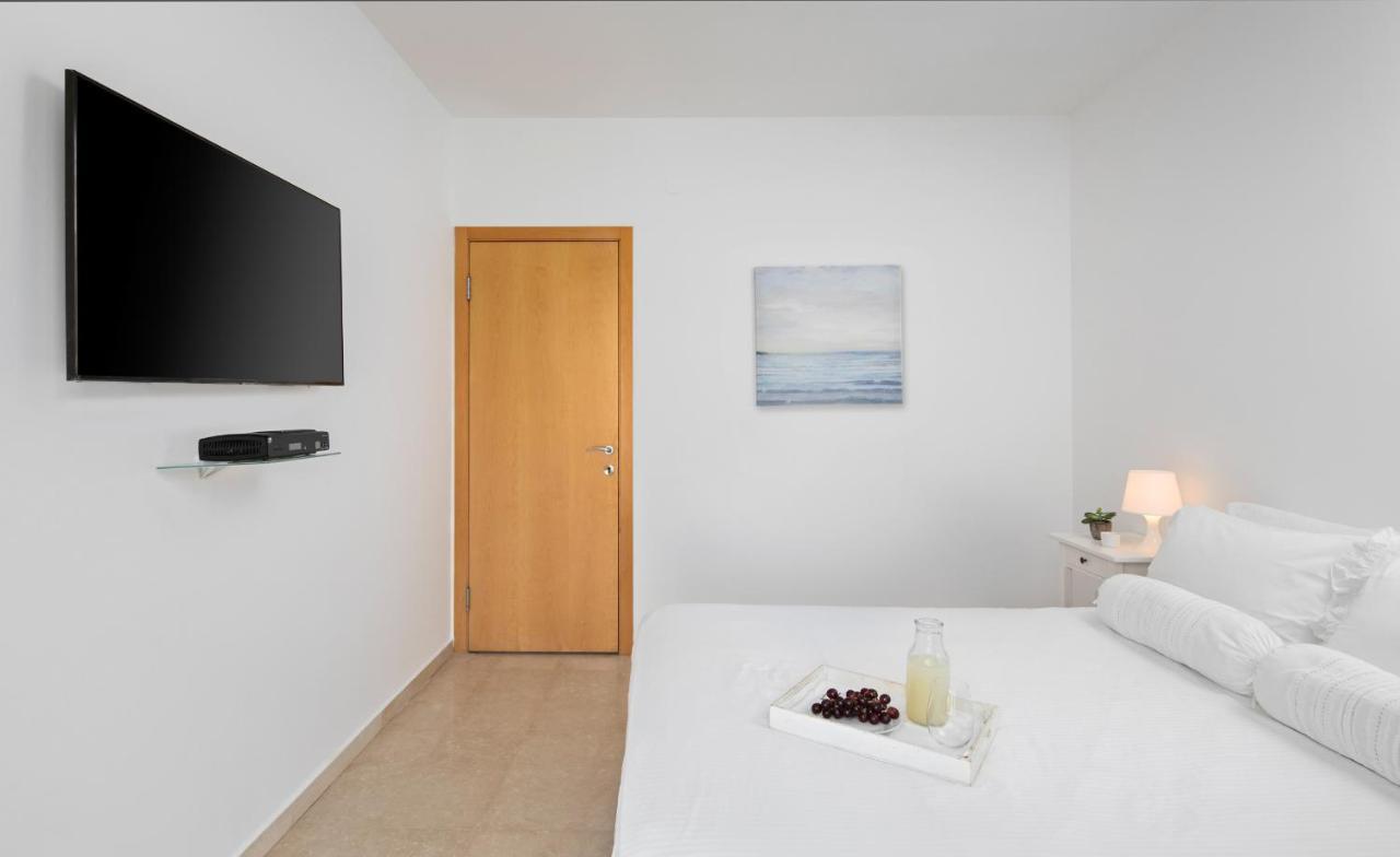 Aparthotel Okeanos On The Beach Herzelia Exterior foto