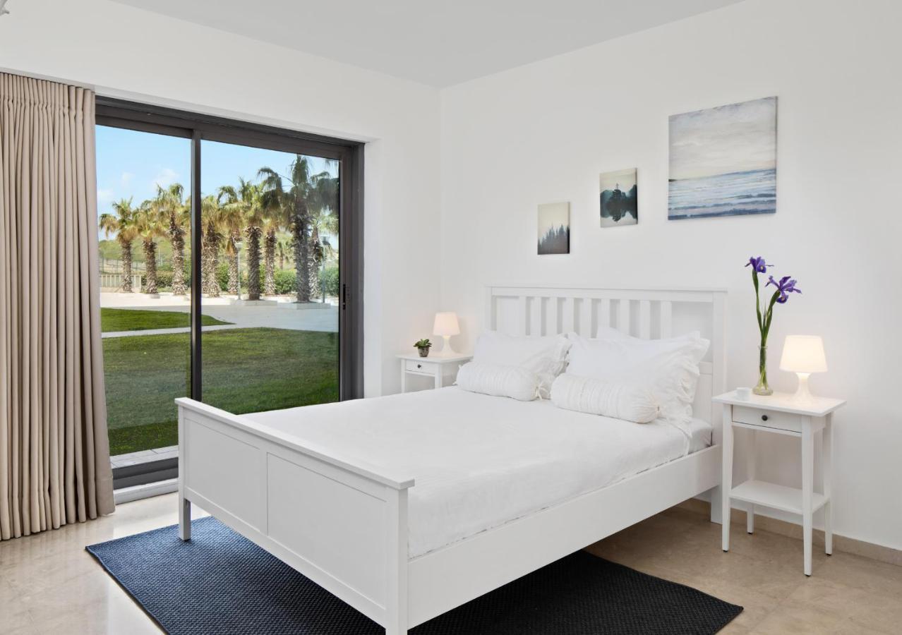 Aparthotel Okeanos On The Beach Herzelia Exterior foto