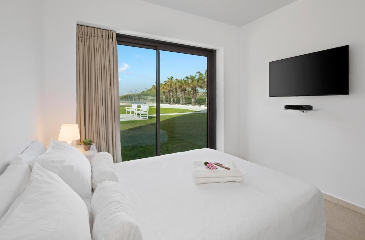 Aparthotel Okeanos On The Beach Herzelia Exterior foto