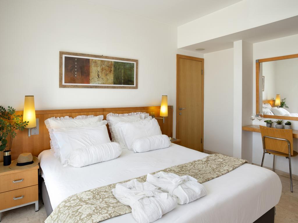 Aparthotel Okeanos On The Beach Herzelia Habitación foto